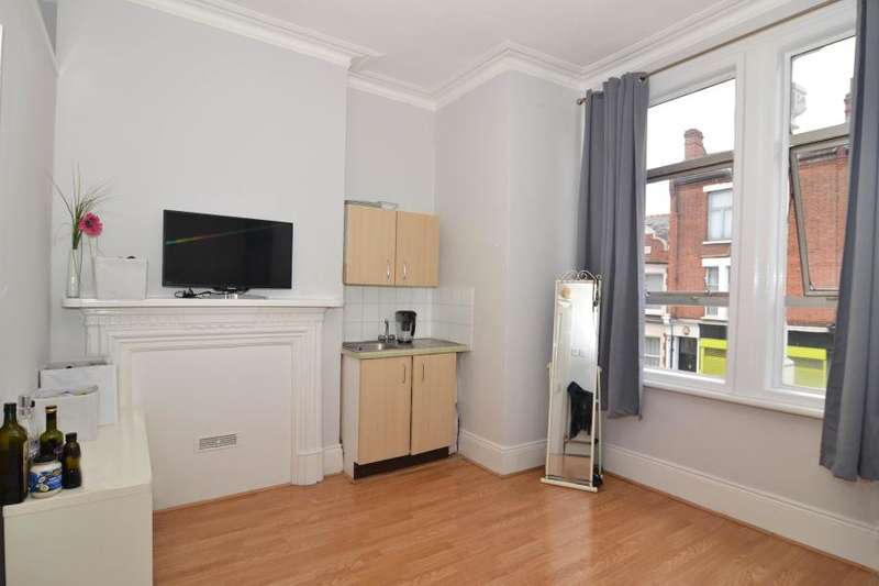 Flat To Rent In Munster Road, Fulham, SW6 5RD