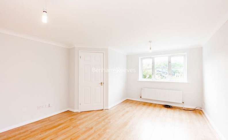 4 Bedroom Semi Detached To Rent In Balmoral Avenue, London, N11 3QA