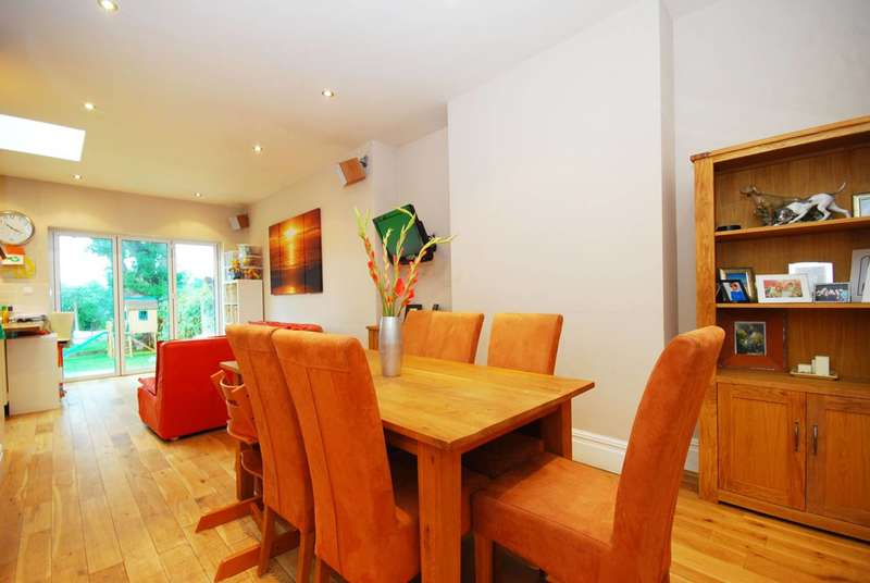 4 Bedroom House To Rent In Queens Avenue, London, N20 0JB