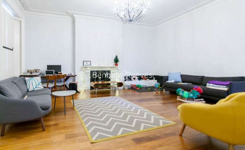 2 Bedroom Apartment To Rent In The Green, Richmond, TW9 1QQ